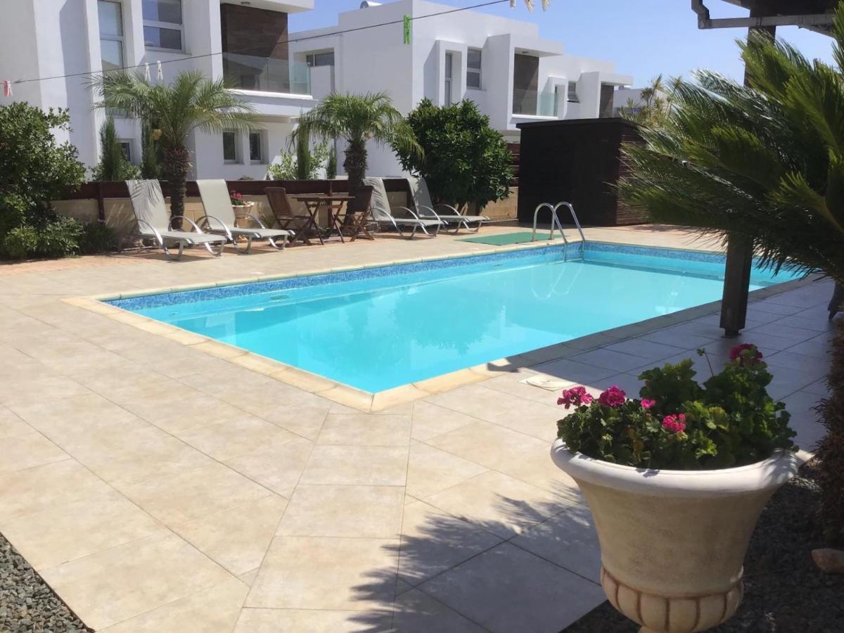 Carolyn Is A Luxury 4-bedroom With Private Pool In Vilă