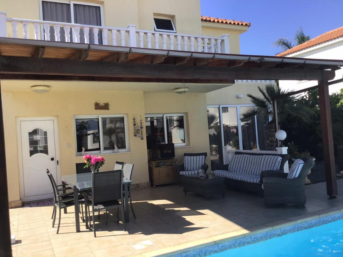 Carolyn Is A Luxury 4-bedroom With Private Pool In Vilă *