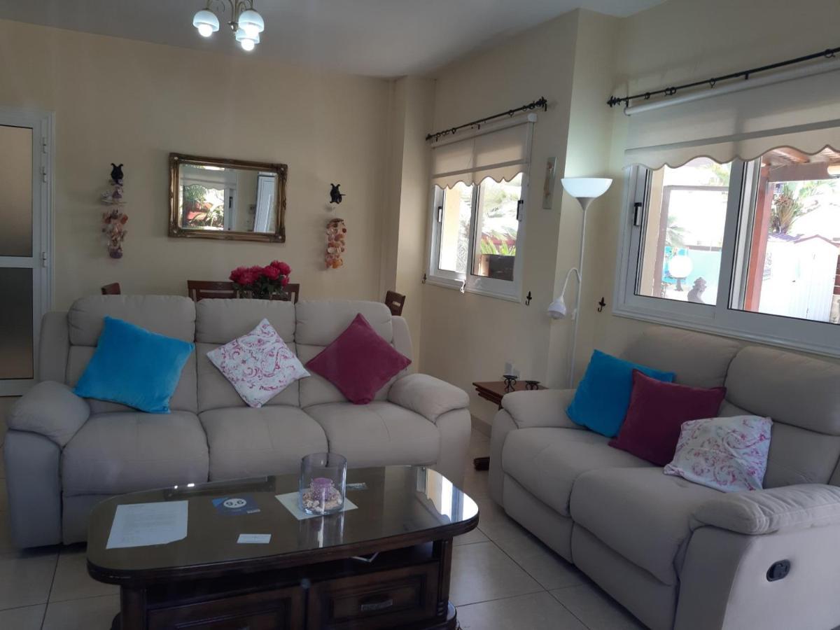Carolyn Is A Luxury 4-bedroom With Private Pool In Vilă *